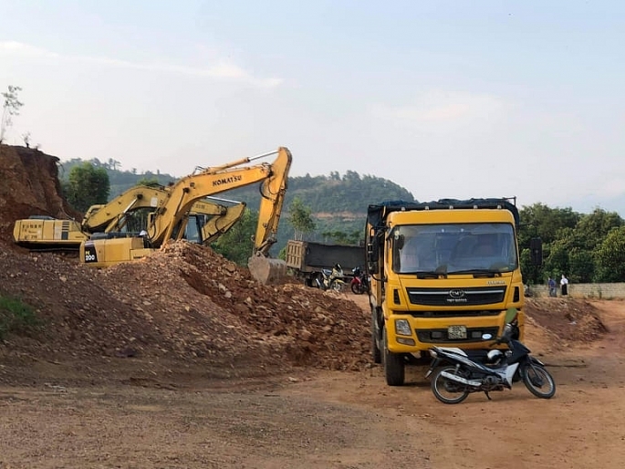 Bắt quả tang khai thác đất trái phép quy mô tại TP Vĩnh Yên