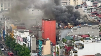 Cháy tầng 8 quán massage trong ngõ Đê La Thành, nhiều người tháo chạy