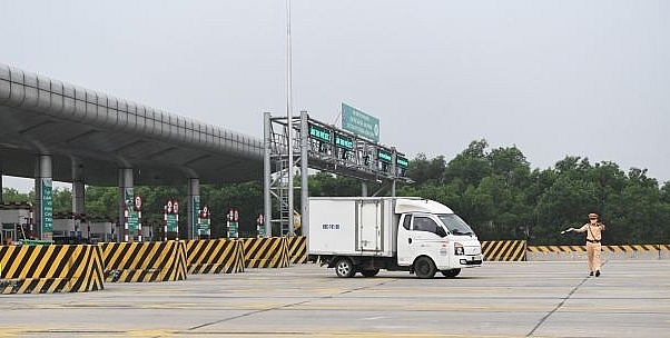 kiểm tra nồng độ cồn, ma túy với lái xe tại Km10 trạm thu phí cao tốc Hà Nội – Hải Phòng.