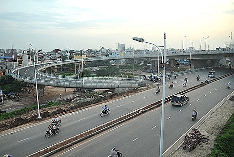 Xử phạt 174 trường hợp vi phạm trật tự an toàn giao thông khu vực giao cắt đường Nguyễn Khoái - cầu Vĩnh Tuy