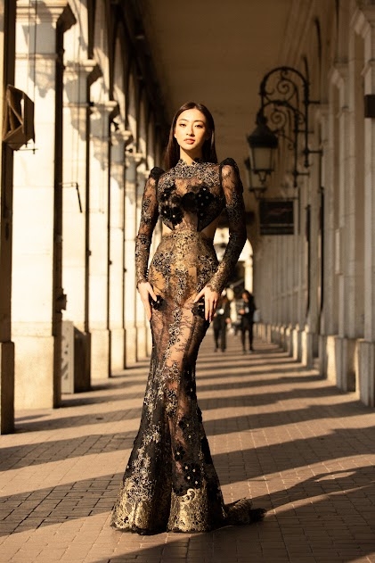 Hoa hậu Lương Thuỳ Linh và Á hậu Phương Anh rạng rỡ trên đường phố Paris