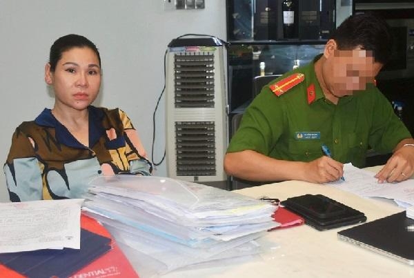 Bà Lâm Thị Thu Trà thời điểm bị khởi tố, tối 7/4/2021. Ảnh: Công an thị xã Phú Mỹ