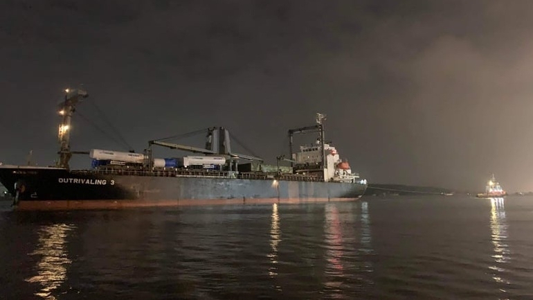 Đã giải cứu được tàu hàng 12.000 tấn "mắc kẹt" dưới chân cầu đẹp nhất Hải Phòng