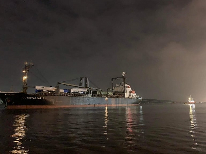 Đã giải cứu được tàu hàng 12.000 tấn "mắc kẹt" dưới chân cầu đẹp nhất Hải Phòng