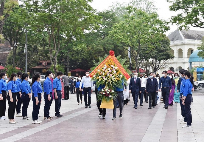 Lãnh đạo quận Ba Đình dâng hoa tưởng nhớ Lãnh tụ Cộng sản V.I.Lênin.