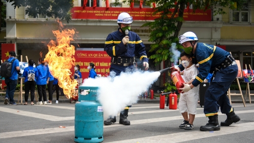 Trẻ em hào hứng trải nghiệm làm lính cứu hoả trên không gian phố đi bộ