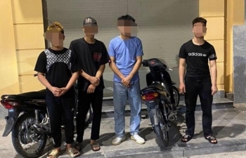 “Biểu diễn xe máy” trên phố Hà Nội, 18 thanh thiếu niên bị 141 đưa về đồn
