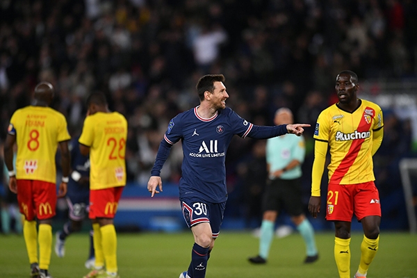 Messi lập siêu phẩm giúp PSG đăng quang Ligue 1