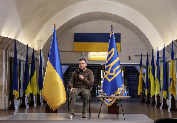 Tổng thống Ukraine tổ chức họp báo tại ga tàu điện ngầm
