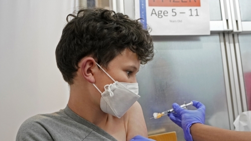 Trẻ 5-11 tuổi chưa tiêm vắc-xin có nguy cơ chuyển nặng cao hơn khi nhiễm biến thể Omicron