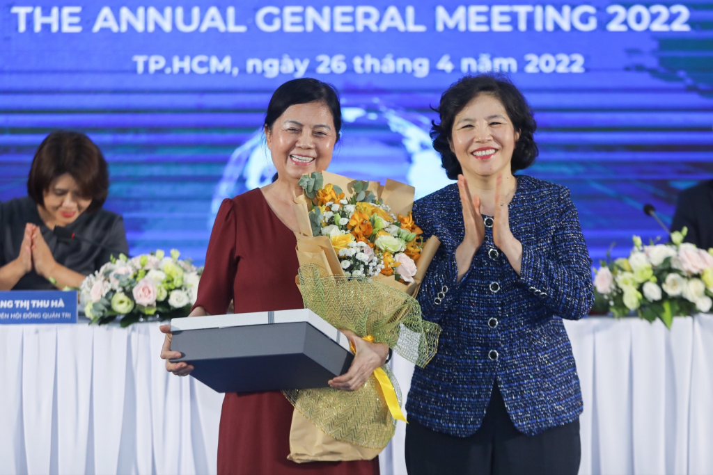 Bà Mai Kiều Liên đại diện Hội đồng quản trị gửi lời tri ân sâu sắc những đóng góp của bà Lê Thị Băng Tâm – cựu Chủ tịch Hội đồng quản trị Vinamilk – trong suốt 2 nhiệm kỳ qua.