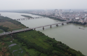 Tai nạn đường thủy khiến 2 nạn nhân rơi xuống sông Hồng mất tích