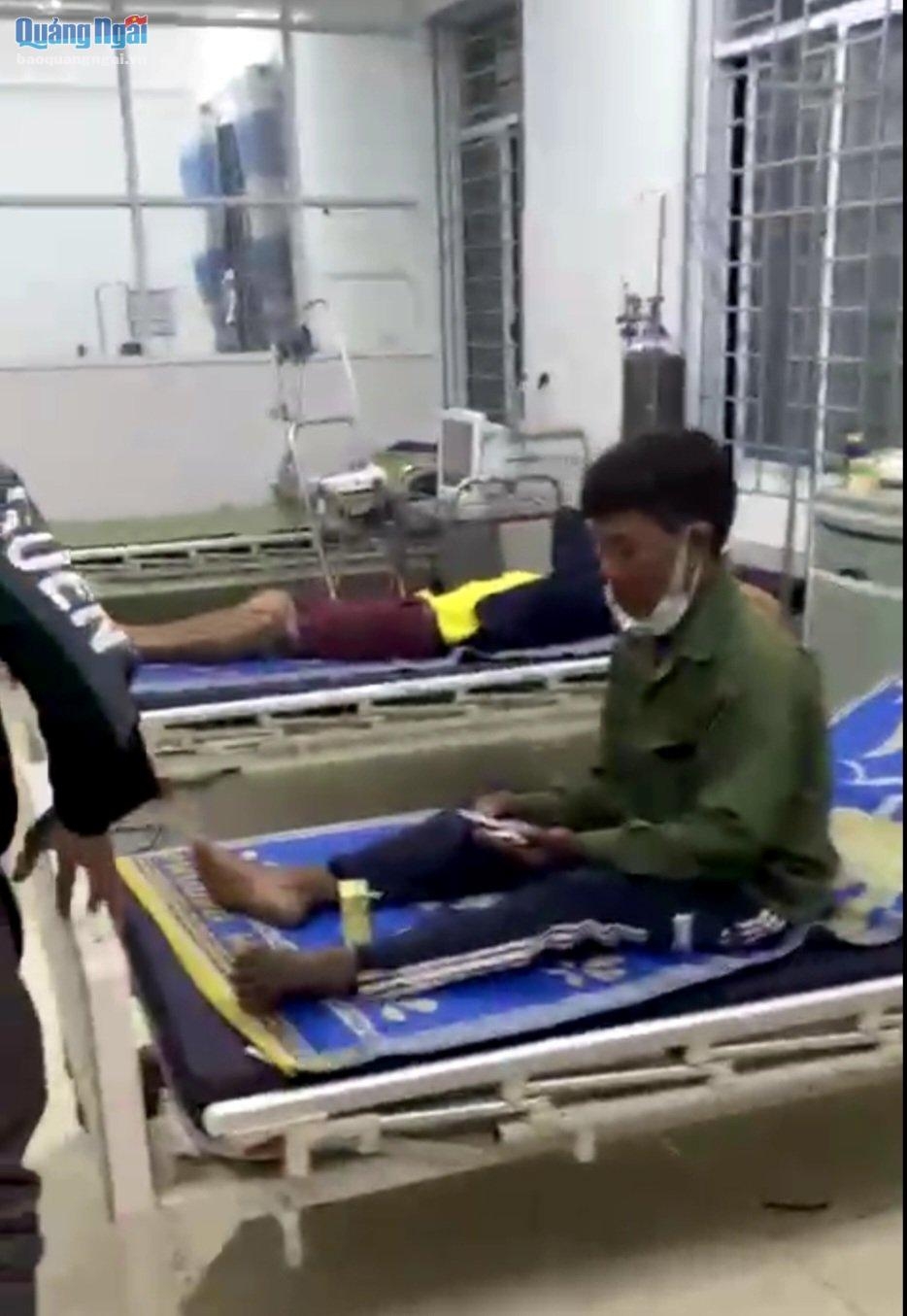 Người dân bị thương do sét đánh được đưa đi cấp cứu tại Trung tâm Y tế huyện Ba Tơ