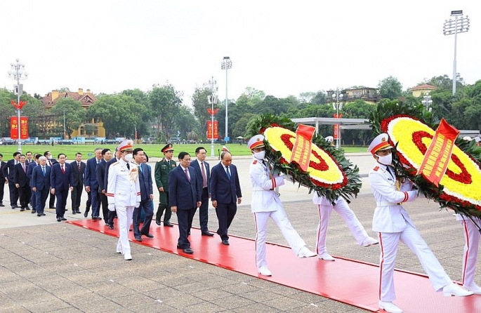 Lãnh đạo Đảng, Nhà nước đến đặt vòng hoa và vào Lăng viếng Chủ tịch Hồ Chí Minh.