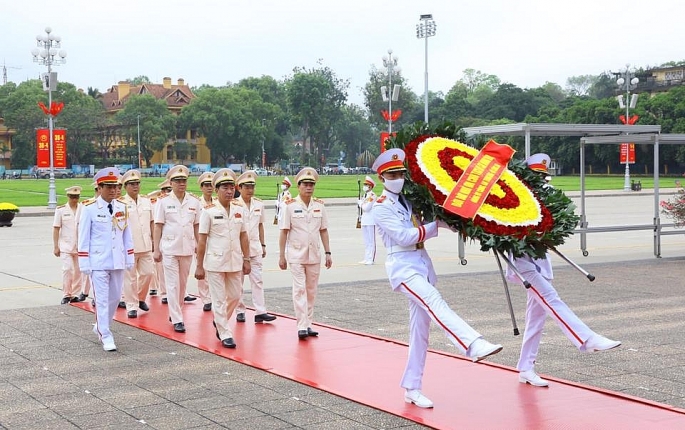 Đoàn đại biểu Công an nhân dân vào Lăng viếng Chủ tịch Hồ Chí Minh.