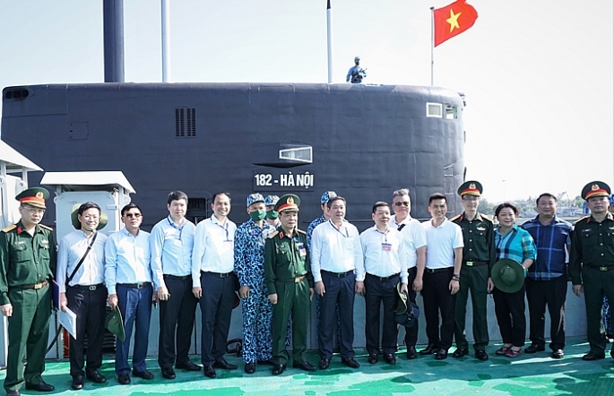 Đoàn công tác thăm và động viên cán bộ, chiến sĩ Tàu ngầm 182 - Hà Nội.