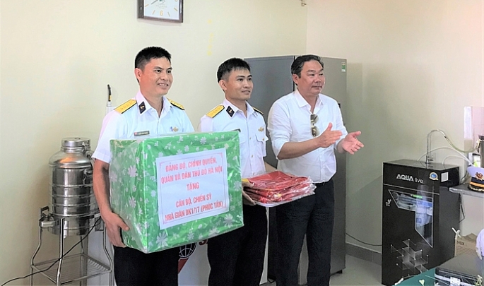 Đoàn công tác thành phố Hà Nội thăm, tặng quà cán bộ, chiến sĩ trên Nhà giàn DK1/17 Phúc Tần.