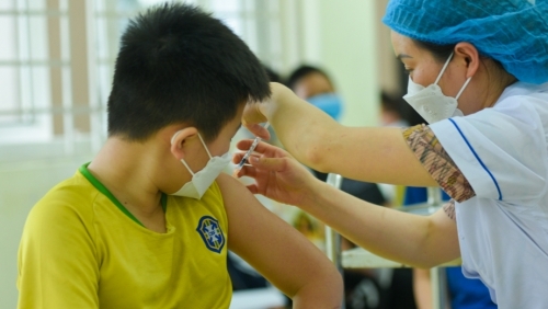 Tiêm vắc-xin vẫn là khuyến cáo hàng đầu để ngăn ngừa trẻ nhập viện do Covid-19
