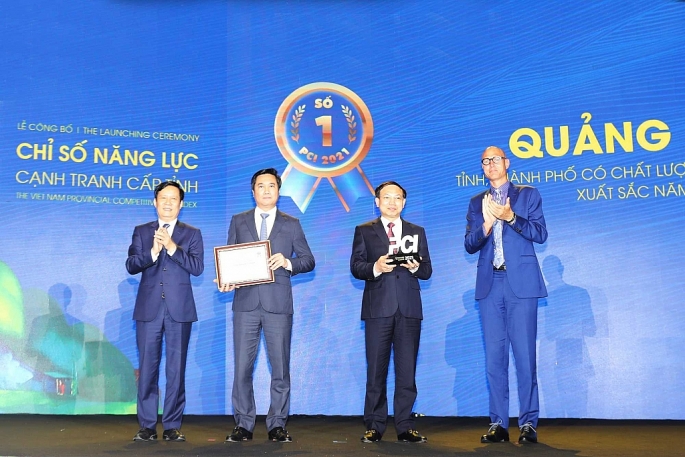 Lãnh đạo tỉnh Quảng Ninh nhận cúp quán quân PCI danh giá lần thứ 5 liên tiếp.
