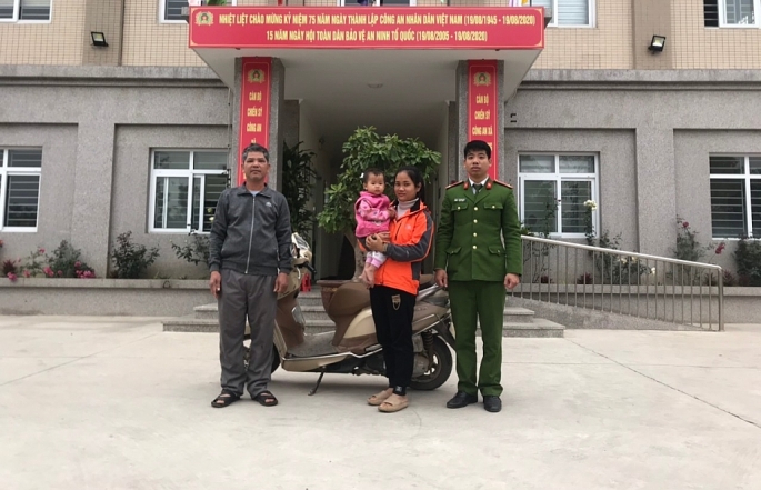 Người dân vui mừng khi nhận lại xe máy để quên trên địa bàn từ lực lượng CA xã Tiền Phong