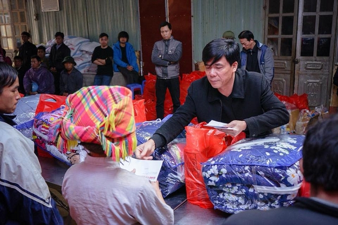 PCT Hiệp hội vận tải ô tô Hà Nội trong chuyến từ thiện trao tặng quà cho các hộ gia đình khó khăn
