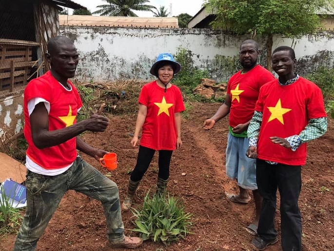 Trung tá Nguyễn Thị Liên hướng dẫn người dân Nam Sudan trồng rau