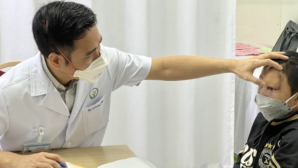 Giải cứu cho em bé dân tộc Thái khỏi khối u gây lồi mắt, rỉ máu