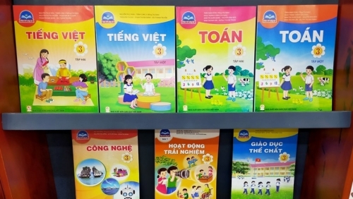 Phụ huynh lo lắng khi giá sách giáo khoa mới cao gấp 2 đến 3 lần sách cũ, có môn học gồm hơn chục đầu sách