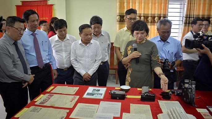 Các đại biểu tham quan những hiện vật quý giá do Bảo tàng Báo chí Việt Nam giới thiệu, trưng bày.