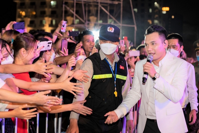 Ca sĩ Khắc Việt được khán giả chào đón nồng nhiệt
