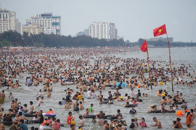 Các bãi biển Thanh Hóa hút khách du lịch về nghỉ lễ