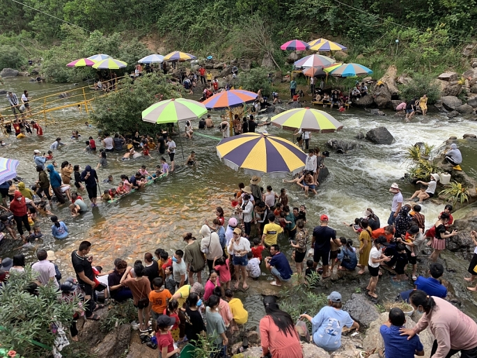 Nghệ An: Nhiều điểm du lịch đón lượng du khách lớn trong dịp nghỉ lễ