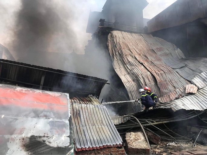 Dập tắt đám cháy tại xưởng làm chăn ga gối đệm