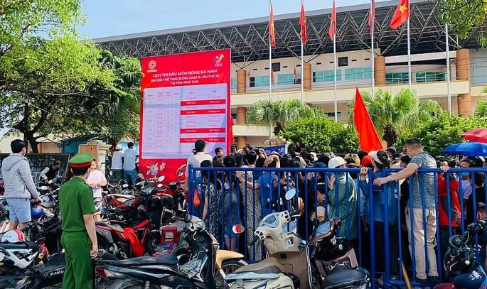 Dòng người “đội nắng” xếp hàng mua vé xem U23 Việt Nam ra quân SEA Games 31