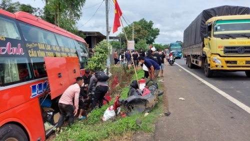 Xe khách tông 2 xe máy làm 3 người thương vong, sập 1 ngôi nhà