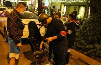 Nghỉ lễ, 30 thanh niên “diễn xiếc”  trên phố Hà Nội