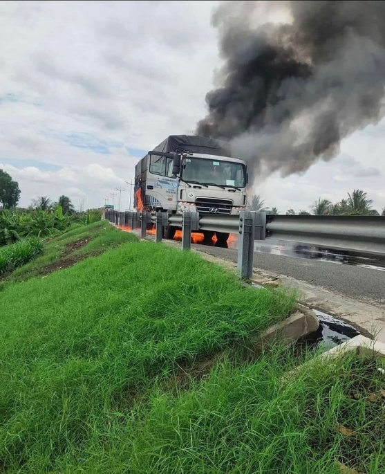 Ô tô tải chở dầu bị cháy trên cao tốc TP. Hồ Chí Minh - Trung Lương