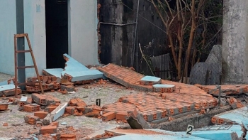 Sập tường trong khi dỡ nhà, 2 bố con tử vong