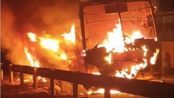 Sau tiếng nổ lớn, xe khách bốc cháy dữ dội trên cao tốc Nội Bài - Lào Cai