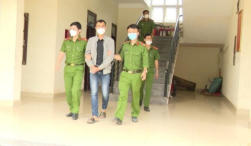 Đối tượng Mai Thanh Hùng bị bắt tạm giam 4 tháng về tội Vi phạm quy định về bảo vệ động vật nguy cấp, quý hiếm.