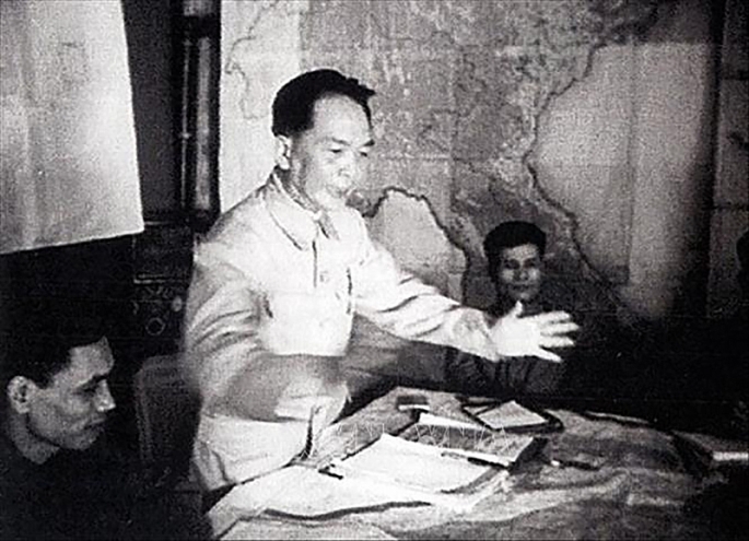 17 giờ 30 phút ngày 13/3/1954, Đại tướng Tổng tư lệnh Võ Nguyên Giáp ra lệnh nổ súng tấn công Tập đoàn cứ điểm Điện Biên Phủ. Ảnh: Tư liệu TTXVN