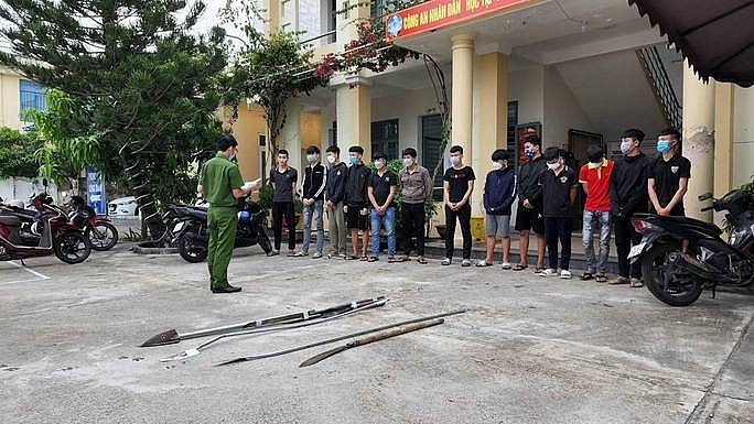 Nhóm thanh niên tham gia hỗn chiến bị cơ quan công an bắt giữ cùng tang vật