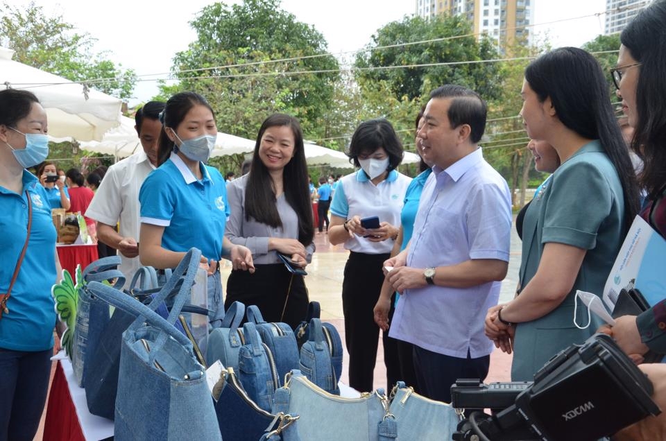 Phụ nữ Hà Nội ra quân tổng vệ sinh môi trường dịp SEA Games 31