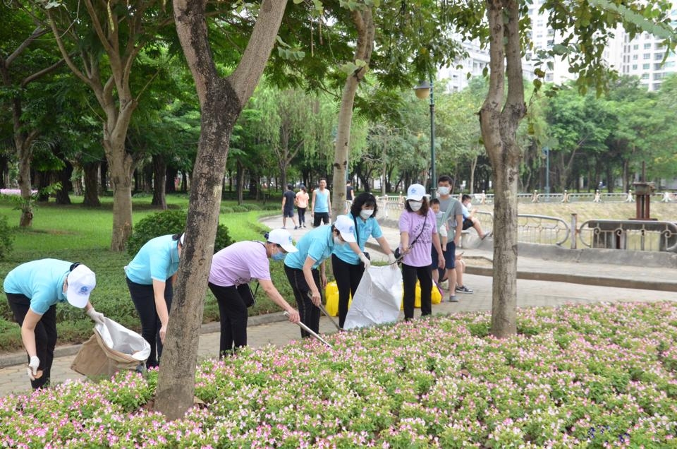 Phụ nữ Hà Nội ra quân tổng vệ sinh môi trường dịp SEA Games 31