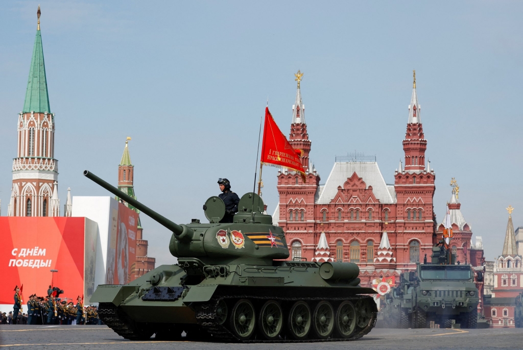 Một chiếc xe tăng T-34 từ thời Liên Xô diễu hành qua Quảng trường Đỏ trong cuộc duyệt binh ở Quảng trường Đỏ ngày 9-5 - Ảnh: AFP