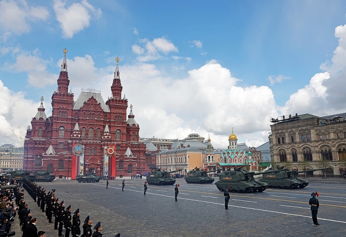 Các phương tiện bọc thép của Nga, trong đó có pháo tự hành Msta-S, di chuyển qua Quảng trường Đỏ trong cuộc duyệt binh ngày 9-5 - Ảnh: REUTERS