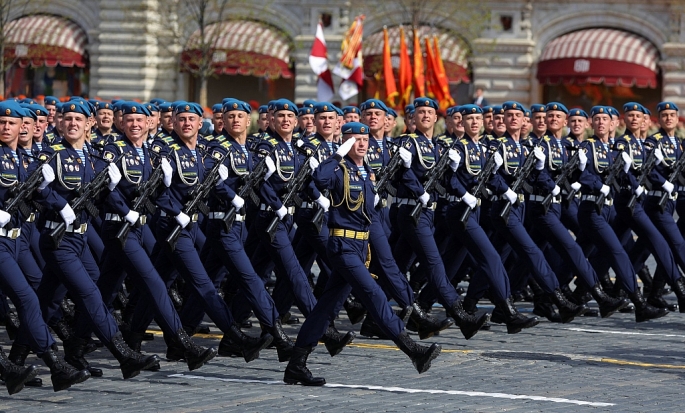 Quân nhân Nga diễu hành trong cuộc duyệt binh ở Quảng trường Đỏ