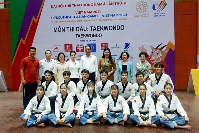 Đồng chí Nguyễn Lan Hương chụp ảnh lưu niệm cùng các thành viên đội tuyển Taekwondo Việt Nam.