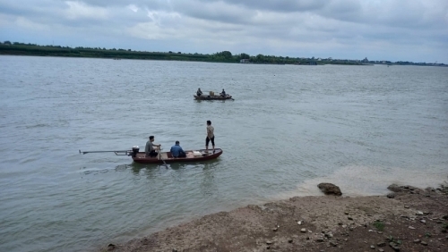 Tìm thấy thi thể 3 mẹ con trên sông Thái Bình