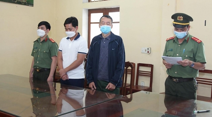 Cơ quan An ninh điều tra đọc lệnh bắt tạm giam Khánh và An.